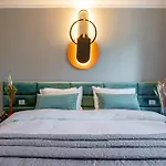 Golden Glow Hideaway *