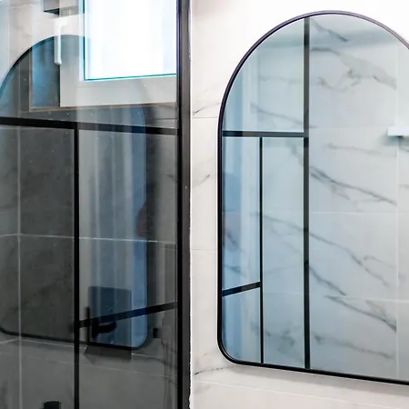 Golden Glow Hideaway Apartment *