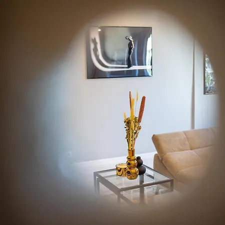 Golden Glow Hideaway Apartment