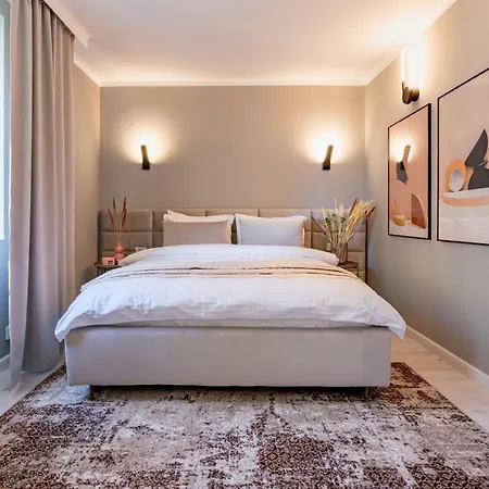 Golden Glow Hideaway Апартаменти *