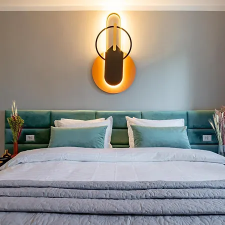 Golden Glow Hideaway *